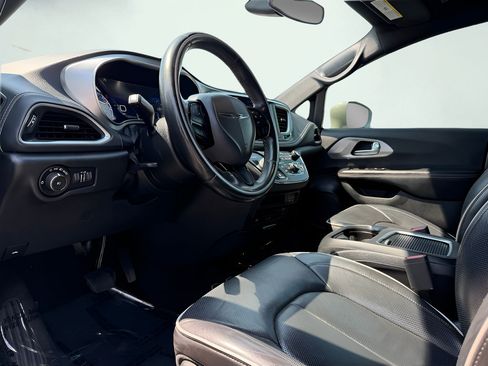 Used 2019 Chrysler Pacifica Limited w/ S Appearance Package FWD image 5