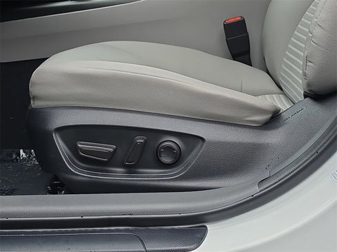 Used 2024 Toyota Camry SE image 32