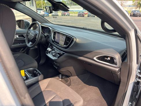 Used 2023 Chrysler Pacifica Touring FWD image 36