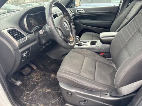 Used 2020 Jeep Grand Cherokee Laredo image 1