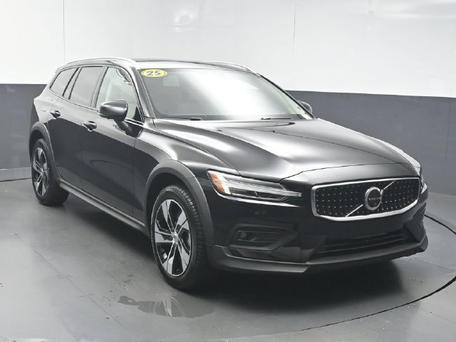 Used 2025 Volvo V60 B5 Cross Country Plus AWD/4WD image 2