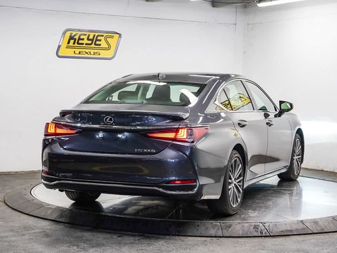 Used 2025 Lexus ES 300h w/ Premium Package FWD image 4