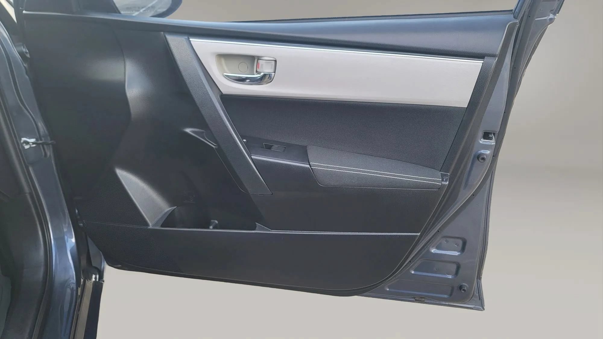 Used 2017 Toyota Corolla LE FWD image 16