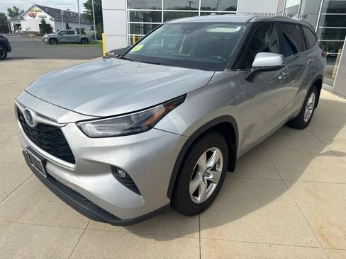 Used 2023 Toyota Highlander LE AWD/4WD image 3