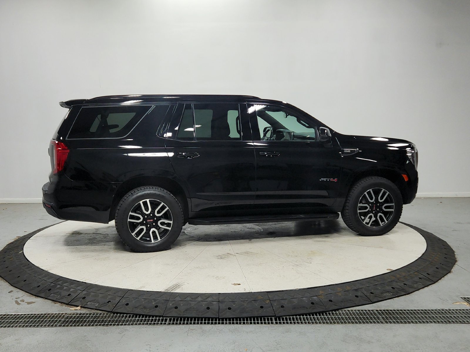 Used 2023 GMC Yukon AT4 AWD/4WD image 9