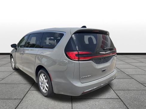 Used 2023 Chrysler Pacifica Touring-L FWD image 37