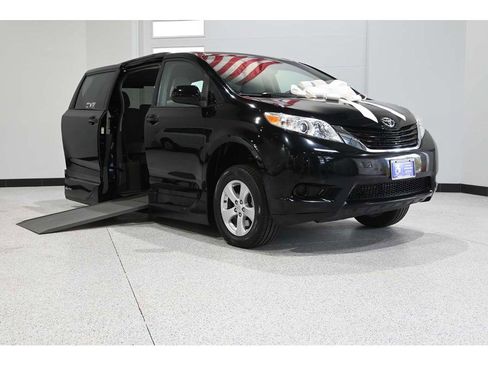 Used 2015 Toyota Sienna LE image 2