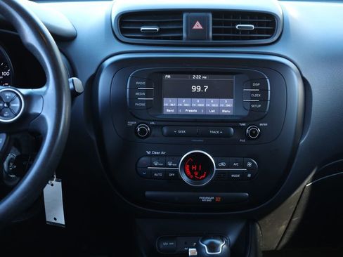 Used 2017 Kia Soul + image 10