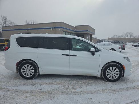 Used 2020 Chrysler Voyager L image 4