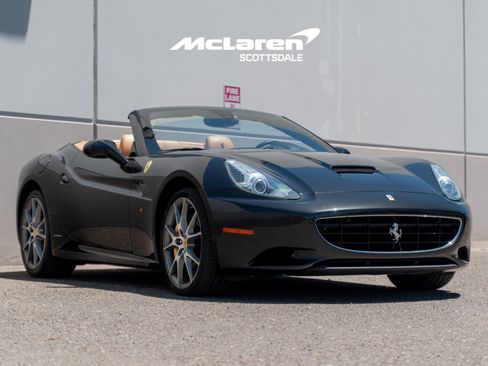 Used 2014 Ferrari California RWD image 9