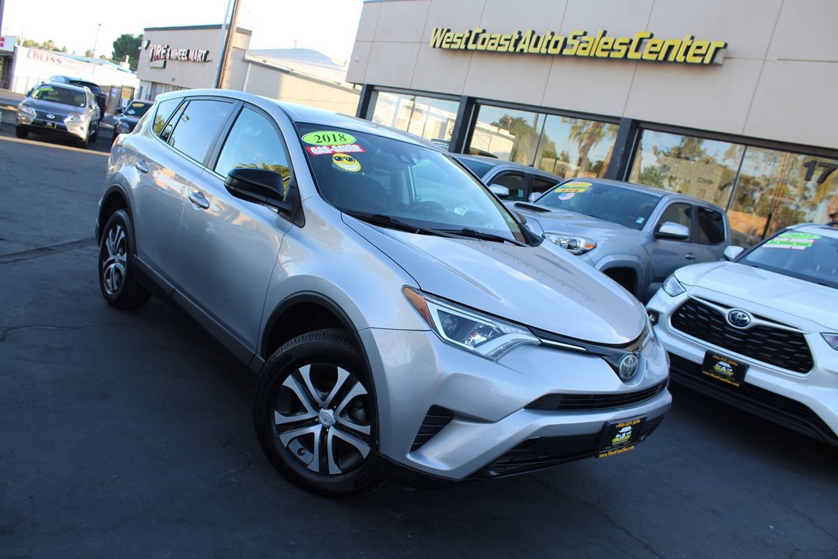 Used 2018 Toyota RAV4 LE FWD image 34