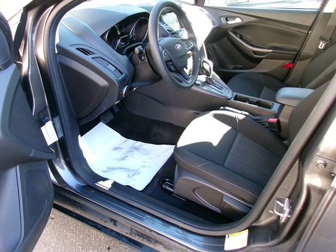Used 2017 Ford Focus SEL image 16
