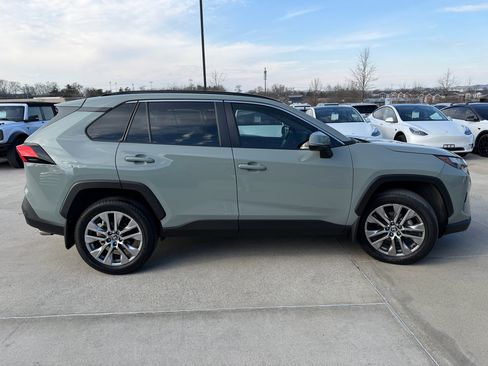 Used 2022 Toyota RAV4 XLE Premium image 4