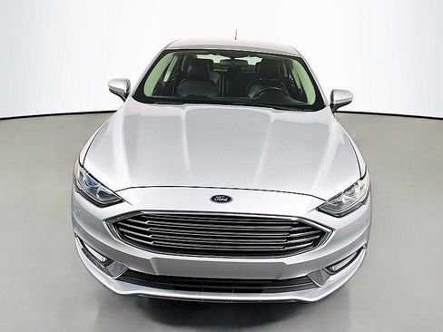 Used 2018 Ford Fusion SE w/ Equipment Group 601A FWD image 2