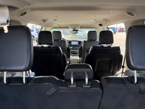 Used 2023 Chrysler Pacifica Touring-L image 33