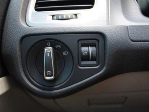 Used 2017 Volkswagen Golf S image 21