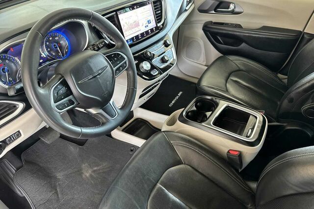 Used 2022 Chrysler Pacifica Touring-L FWD image 7