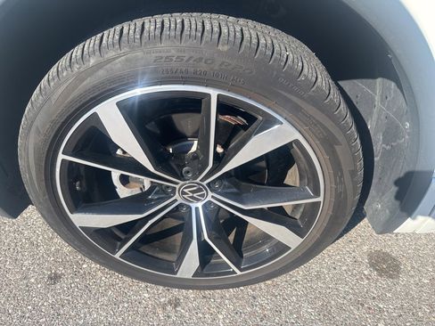 Used 2024 Volkswagen Tiguan SEL R-Line image 11