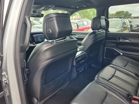 Used 2024 Jeep Wagoneer L Series II RWD image 12