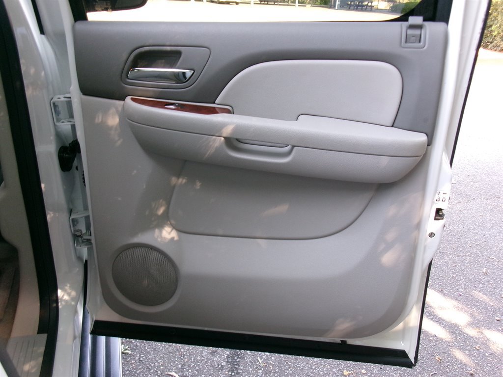 Used 2011 Chevrolet Avalanche LT RWD image 30