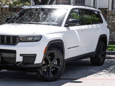 Used 2023 Jeep Grand Cherokee L Laredo image 13