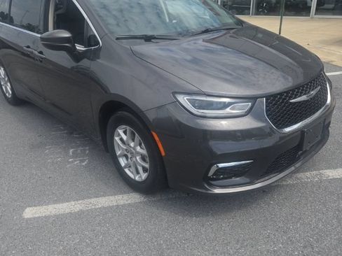 Used 2023 Chrysler Pacifica Touring-L FWD image 2