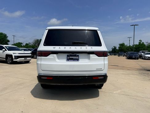 Used 2024 Jeep Wagoneer Series II w/ Flexible Seating Group AWD/4WD image 9