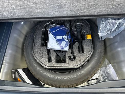 Used 2025 Hyundai Venue Limited FWD image 21