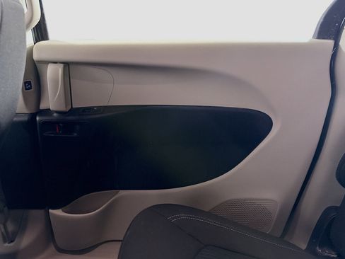 Used 2023 Chrysler Voyager LX image 28