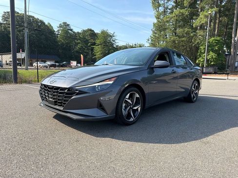 Used 2023 Hyundai Elantra SEL w/ Convenience Package FWD image 2
