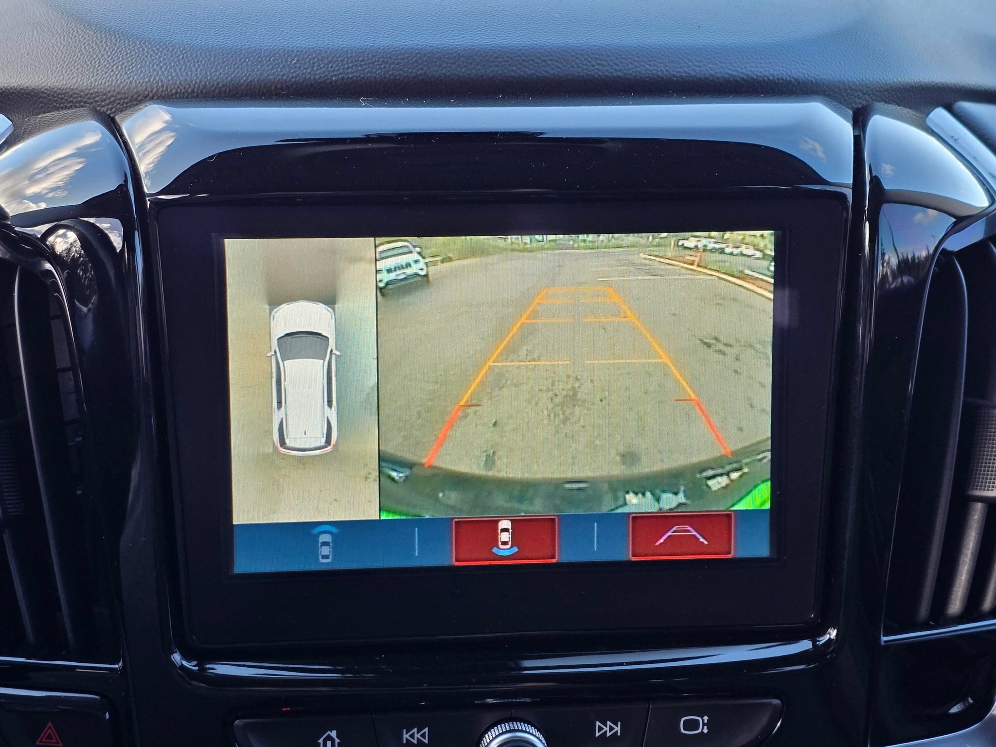 Used 2019 Chevrolet Traverse LT w/ LT Premium Package AWD/4WD image 15
