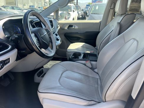 Used 2017 Chrysler Pacifica Platinum FWD image 17