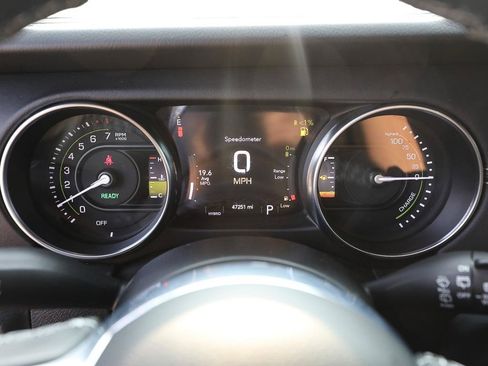 Used 2022 Jeep Wrangler Unlimited Sahara w/ Cold Weather Group AWD/4WD image 15