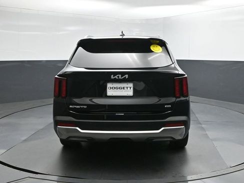Used 2024 Kia Sorento S image 8