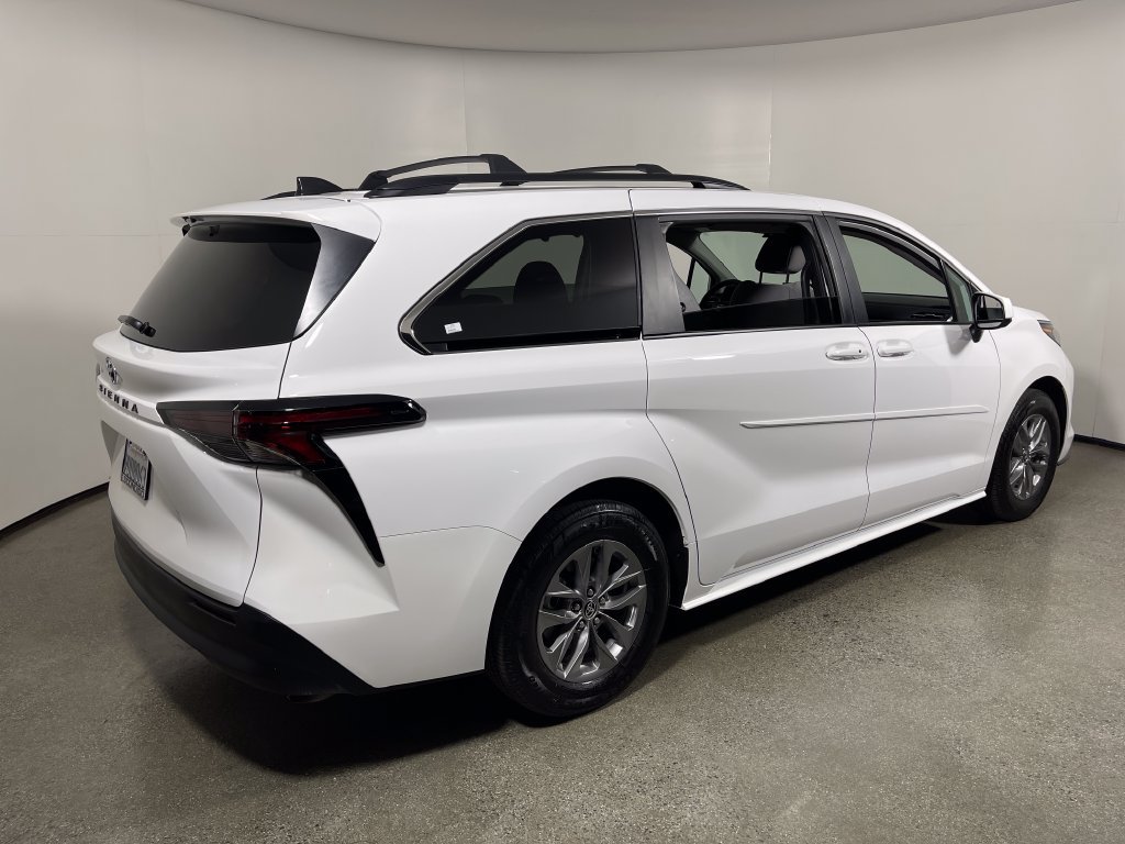 Certified 2026 Toyota Sienna LE FWD image 3