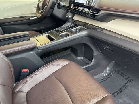 Certified 2024 Toyota Sienna Platinum image 18