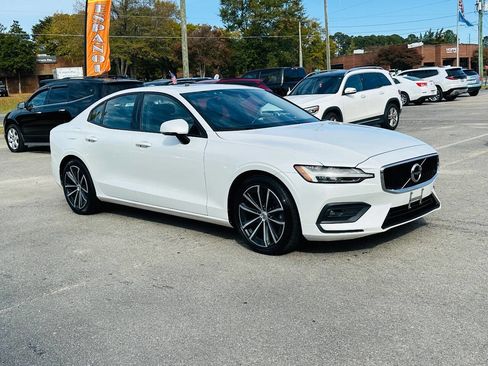 Used 2021 Volvo S60 T6 Momentum image 5