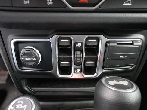 Used 2025 Jeep Wrangler Sahara image 25