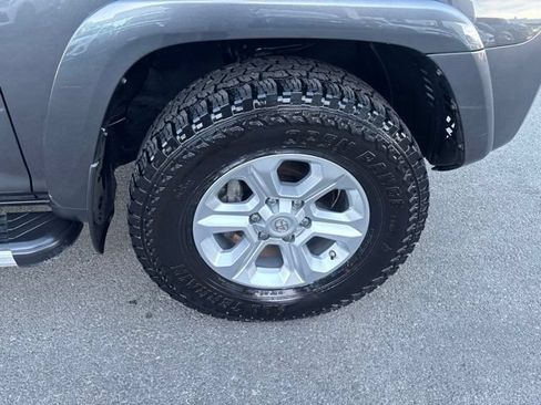 Used 2019 Toyota 4Runner SR5 AWD/4WD image 40
