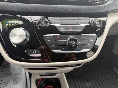 Used 2017 Chrysler Pacifica Touring-L FWD image 25