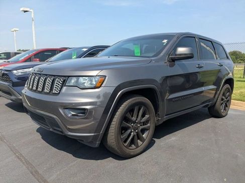 Used 2017 Jeep Grand Cherokee Altitude RWD image 5