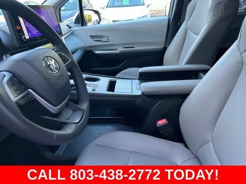 Used 2025 Toyota Sienna XLE FWD image 9