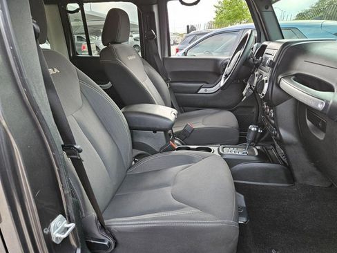 Used 2018 Jeep Wrangler Unlimited Sahara w/ Connectivity Group image 17