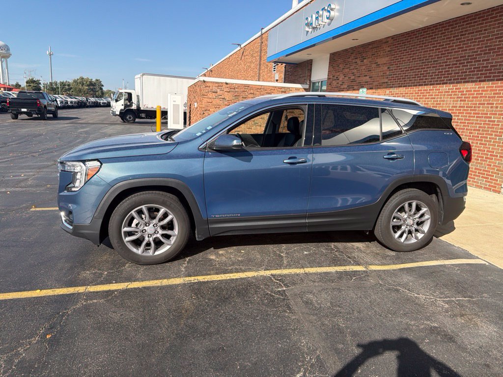 Used 2024 GMC Terrain SLT FWD image 1