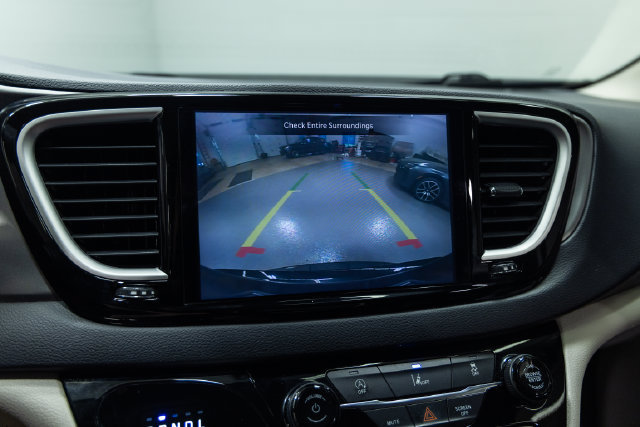 Used 2022 Chrysler Pacifica Touring-L FWD image 17