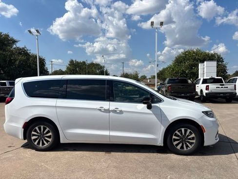 Used 2024 Chrysler Pacifica Limited FWD image 4