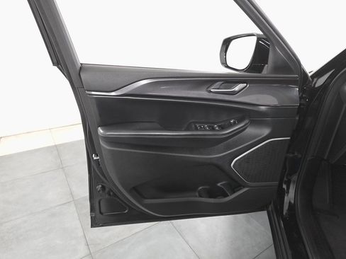 Used 2022 Jeep Grand Cherokee L Laredo image 7