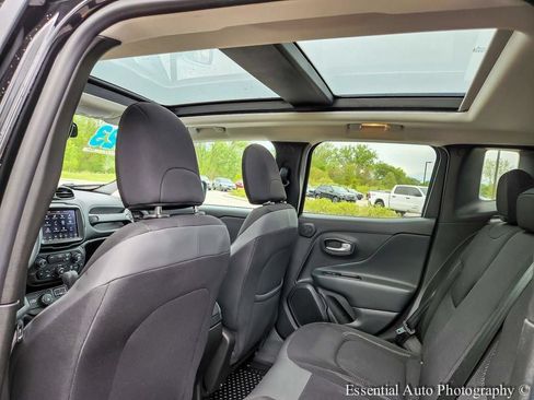 Used 2023 Jeep Renegade Latitude w/ Sun/Sound Group AWD/4WD image 12