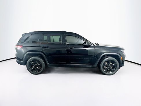 Used 2023 Jeep Grand Cherokee Altitude AWD/4WD image 10