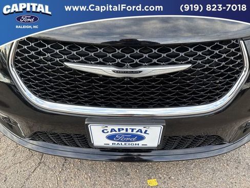 Used 2024 Chrysler Pacifica Touring-L image 10